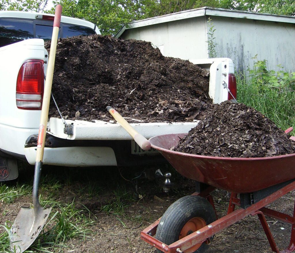 how much does a yard of soil dirt weigh